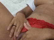 Putinha tendo orgasmo depois de brincar com sua buceta molhada
