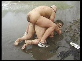 BBW gets rougly fucked in the mudd