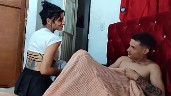 Madrastra latina caliente no deja de follarse a su hijastro de verga grande