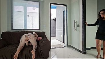 MINHA MULHER MIM PEGOU TRAINDO ELA COM UM PAU DE MENTIRA E FICOU MIM OBSERVADO ABISMADA DE TESAO QUE FIQUEI COM AQUELE CONSOLO