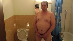 Pasci wichst nach der Intimrasur im Badezimmer