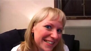 O blondă franceză amatoră în ciorapi face o felație înainte de a fi futută anal