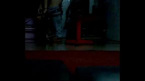 Trai thẳng thay đồ trong ph&ograve_ng gym 2