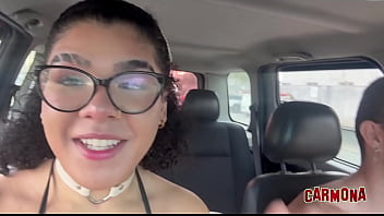 Carona com o Carmona, levou a Sofie Lollipop pra dar uma volta e botou ela pra mamar ate sair leite