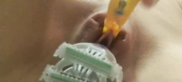 Razor insertion into both holes