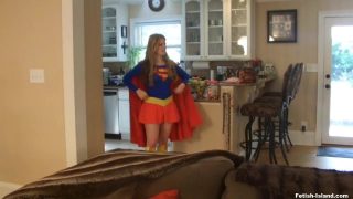 Een cosplayer van Supergirl wordt vastgebonden in een bodysuit en geplaagd door Wonder Woman.