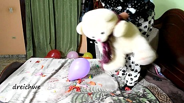 Game in bed with colorful balloons