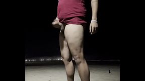 Garoto se masturbando na praia ao ar livre