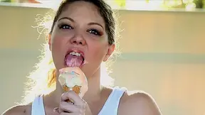 Kiki Daire : Kiki Daire has a sexy, messy time with some ice cream