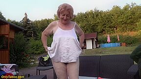 Rousse Au Gros Ventre Une Vraie Mature De 83 Ans Profite D