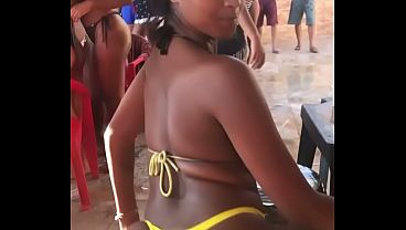 Carioca morena rebolando dan&ccedil_ando funk