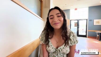 amber summer plays in public and gets a creampie_1.