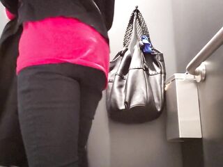 Close Up Pussy Whilst Peeing. Watch Her Urethra