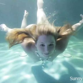 Naked Nympho Sunny Lane Blows A Hard Dick Underwater!