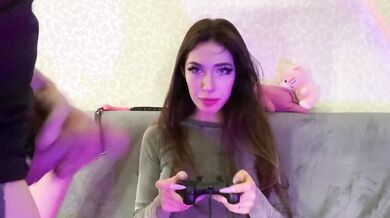 Beautiful Gamer Girl Sucking Big Cock and Get Cumshot On Her Face