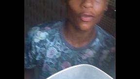 Neg&atilde_o pelado no banheiro