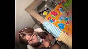 Hermanastra Colegiala Lavando Trastes! La DETONO en la COCINA! No pod&iacute_a Dormir y la Encuentro Lavando Trastes! Le ense&ntilde_o la Verga para Antojarla! La Chupa Delicioso Vi&eacute_ndome con su Carita! COMPLETO