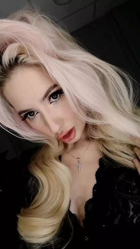 Sexy blonde Elza Kom