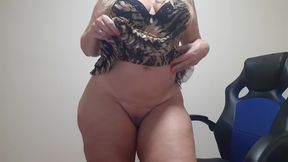 danca sensual de camisola tigresa e rebolando com seu bumbumgg e piscando o cuzinho/ sensual dance in a tigress