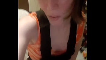 Petite danse caliente en militaire orange mes coquins Merci d&#039_&ecirc_tre si ...