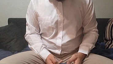 Hetero se quita la camisa y muestra su cuerpo de macho