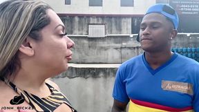 comi o cuzinho da coroa loira em troca de desconto no gas