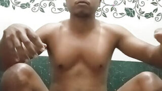 幸せな若いインド人アマチュアがオイルを塗って、自家製バスルームビデオで自分のタイトなお尻をファックします