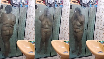 Professora toma banho e envia vídeo para seu aluno
