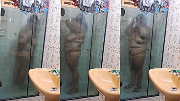 Professora toma banho e envia vídeo para seu aluno