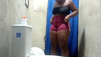 Camara amateur en el ba&ntilde_o de la sirvienta