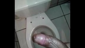 Batendo uma na banheiro