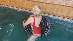Hot fucking of a vintage inflatable ring wheel in a pool