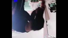 Novinha vazando peitinho