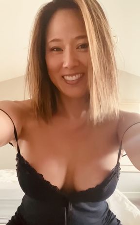 MILF with tease boobs shows off her bustiness in solo asian action