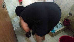 Sticky fingers get filthy as Arab wife's husband gets freaky in bathroom, wet 'n' wild