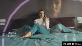 ”Juicy chick Mirabella is rubbing beaver while wearing VR headset”
