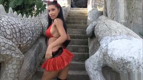 Luciana, hermosa jovencita paisa de diablita en Halloween