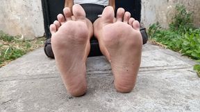 Kendall shows off her wrinkled soles while wiggling her toes (5)