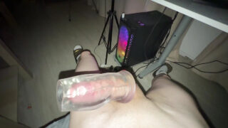 Amatöörisen valkoisen miehen näkökulmasoolo: masturbointi valtavan kullin kanssa intensiiviseen anaaliseksiin