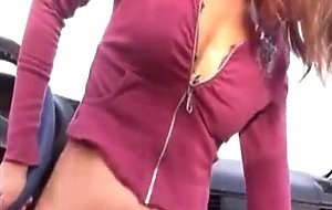 Ma petite pute veut du sexe dans la voiture