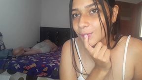 madrastra cachonda fue atrapada por su hijastro y queria mostrarle como se estaba masturbando una gran polla.