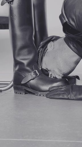 Full leathers and bootlicking!