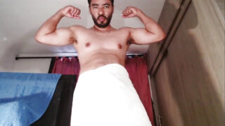 Genç Kolombiyalı eşcinsel, dans ederken devasa penisini mastürbe ediyor, ardından korunmasız anal ilişkiyle tek başına eğleniyor.