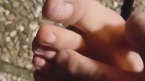 Mister Dark dopo 15 ore di lavoro torna a casa e non vede l ora di togliere gli scarponi antiinfortunistiche perche ha i piedi inzuppato di sudore e puzzano da fare schifo dopo va in bagno e fa una bella pisciatina un video da vedere buona visione