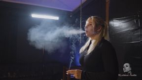 Between her lips 4K MP4