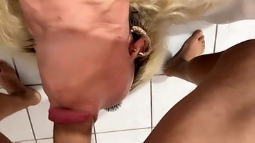 GARGANTA PROFUNDA AO EXTREMO NO FINAL ENCHER O RABO DE LEITE