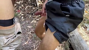 Foda com dotado pauzudo no meio do mato