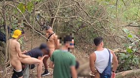 20 homens sao flagrados fazendo sexo em publico no mato