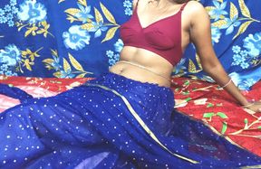 Hot Bhojpuri Housewife Dancing in the Blue Saree with Full Josh