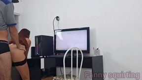 Safada sozinha em casa sem calcinha recebe t�cnico da net!